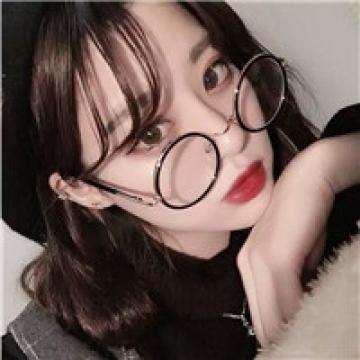 博物馆保洁阿姨手拿扫帚为游客讲解